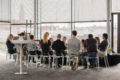 Gruppe von Teilnehmenden bei einem Roundtable-Gespräch