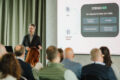 Referent auf der Bühne bei der Jobiqo Connect 2026